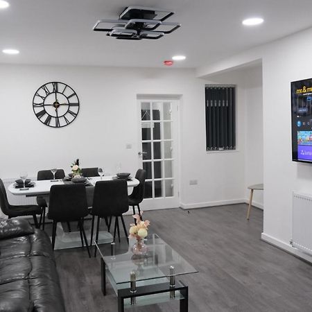 Modernized Three Bedroom House Near City Stadium, Attractions, City Centre - Sky N Netflix - Convenient Transport Манчестър Екстериор снимка