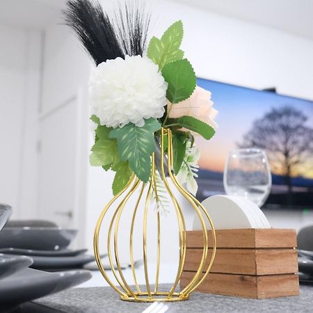 Modernized Three Bedroom House Near City Stadium, Attractions, City Centre - Sky N Netflix - Convenient Transport Манчестър Екстериор снимка