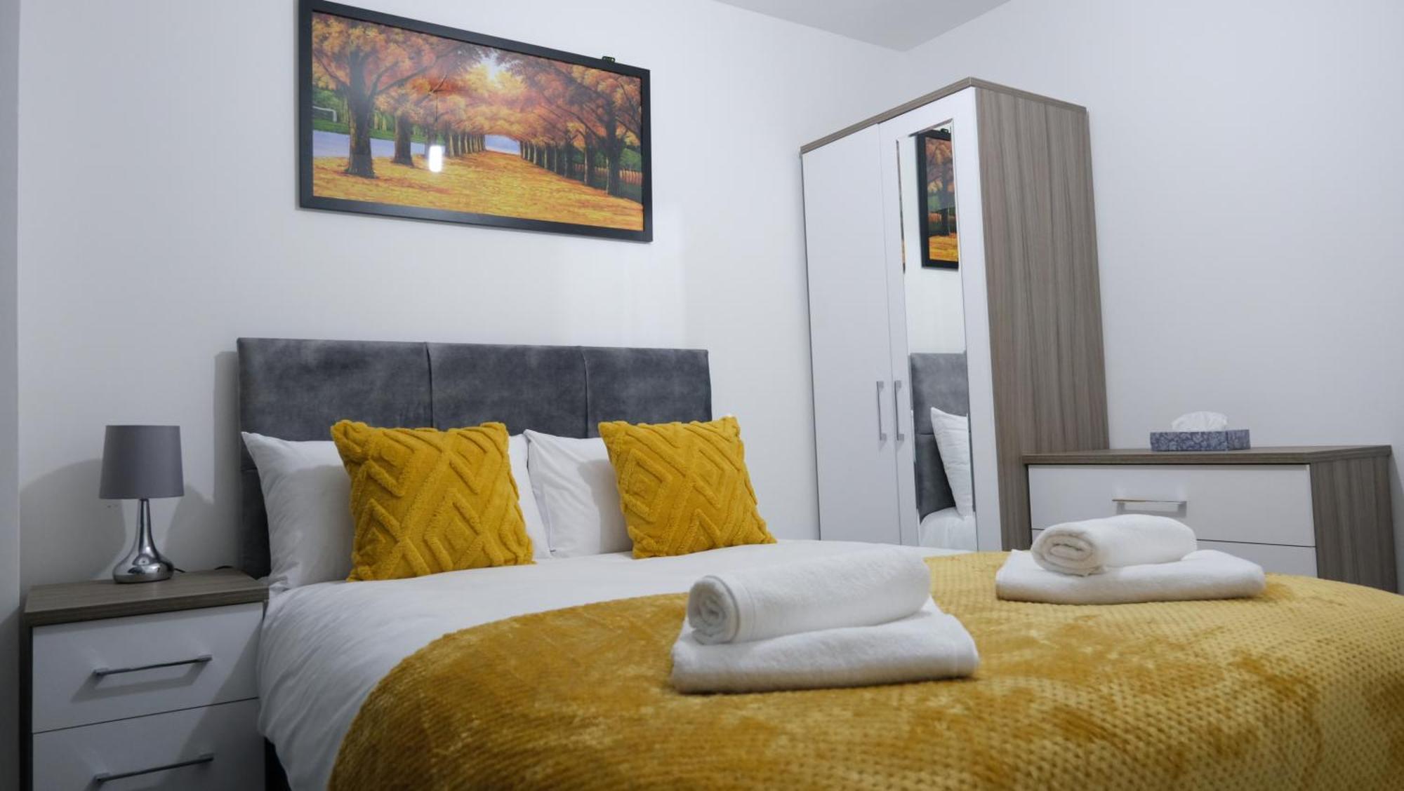 Modernized Three Bedroom House Near City Stadium, Attractions, City Centre - Sky N Netflix - Convenient Transport Манчестър Екстериор снимка