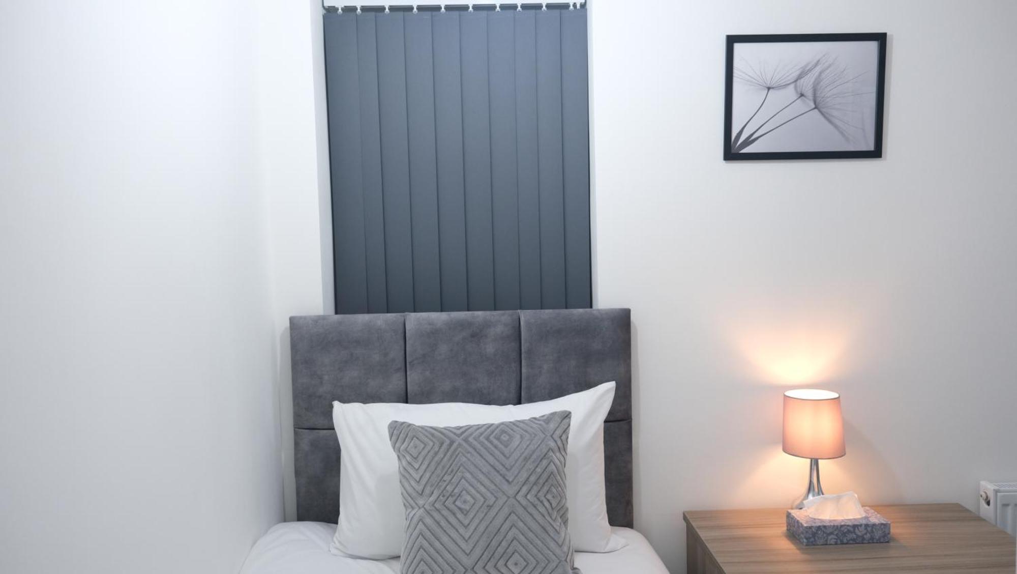 Modernized Three Bedroom House Near City Stadium, Attractions, City Centre - Sky N Netflix - Convenient Transport Манчестър Екстериор снимка