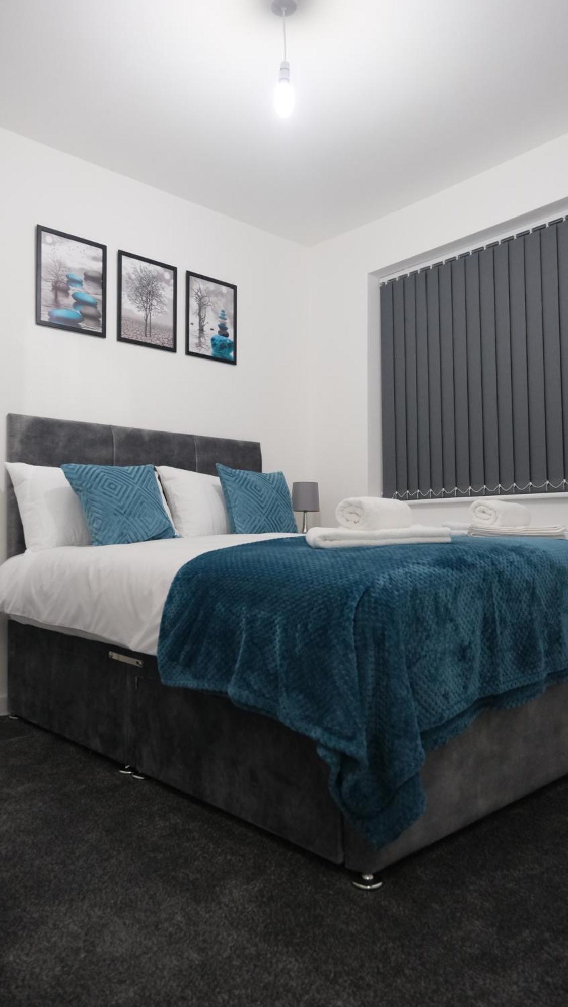 Modernized Three Bedroom House Near City Stadium, Attractions, City Centre - Sky N Netflix - Convenient Transport Манчестър Екстериор снимка