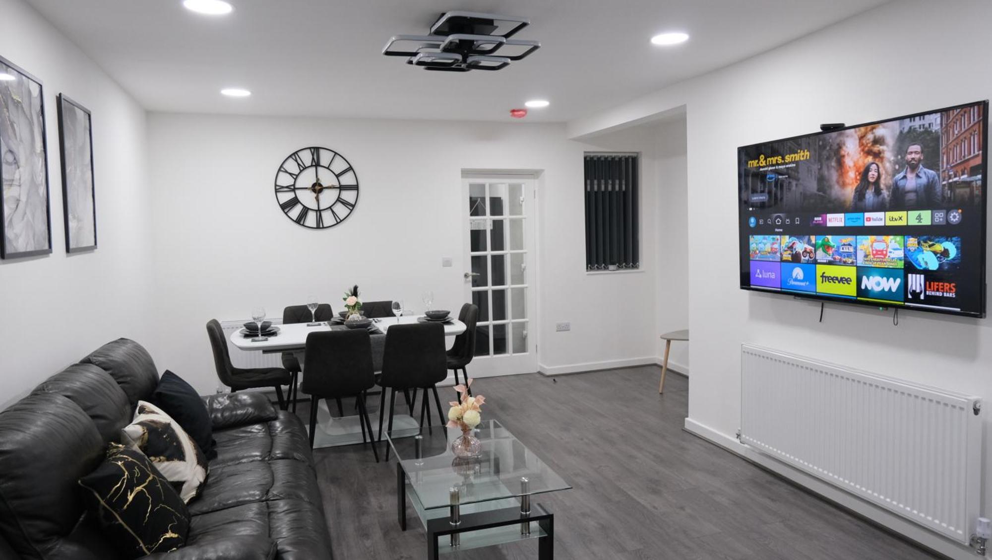Modernized Three Bedroom House Near City Stadium, Attractions, City Centre - Sky N Netflix - Convenient Transport Манчестър Екстериор снимка