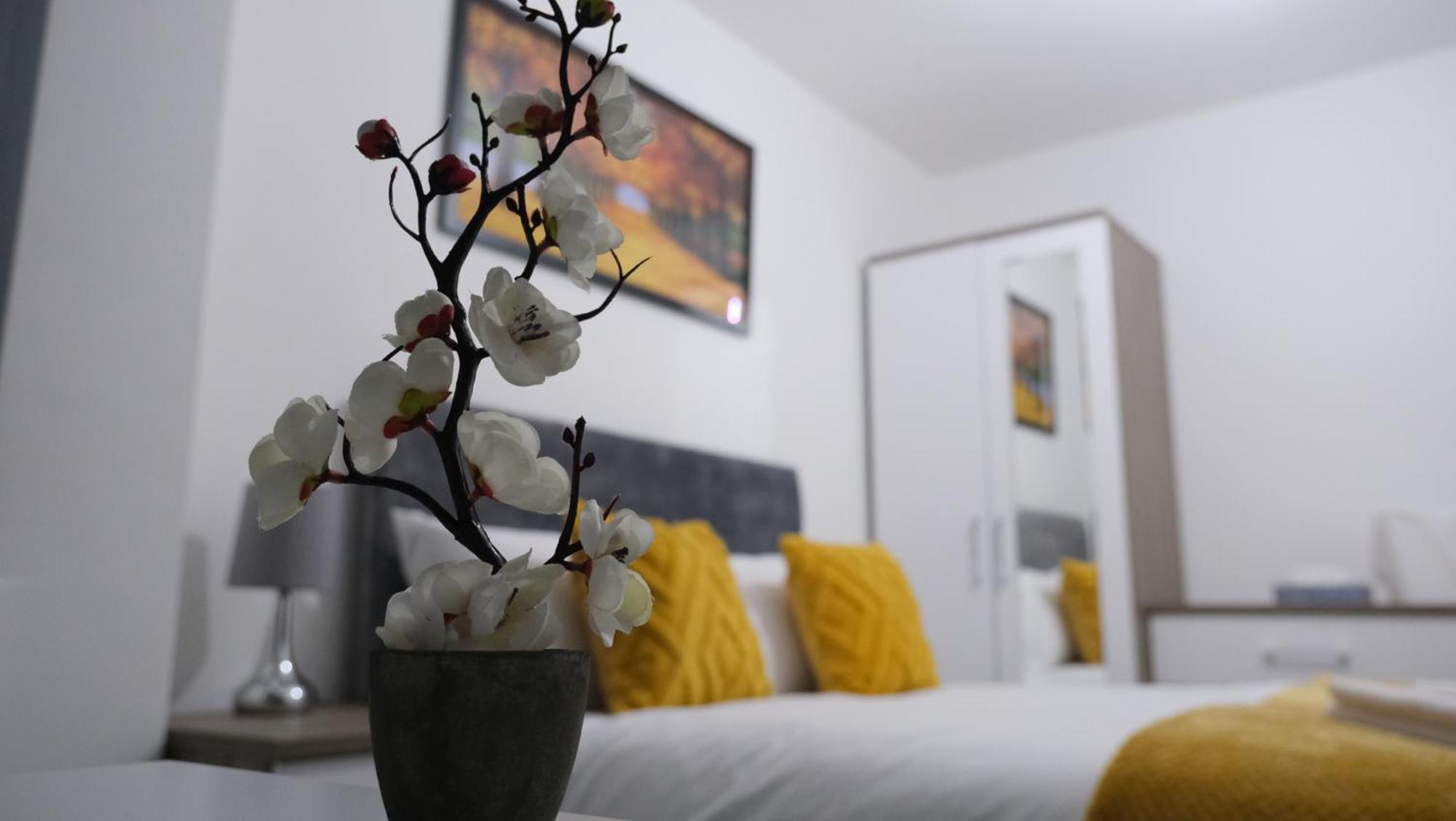 Modernized Three Bedroom House Near City Stadium, Attractions, City Centre - Sky N Netflix - Convenient Transport Манчестър Екстериор снимка