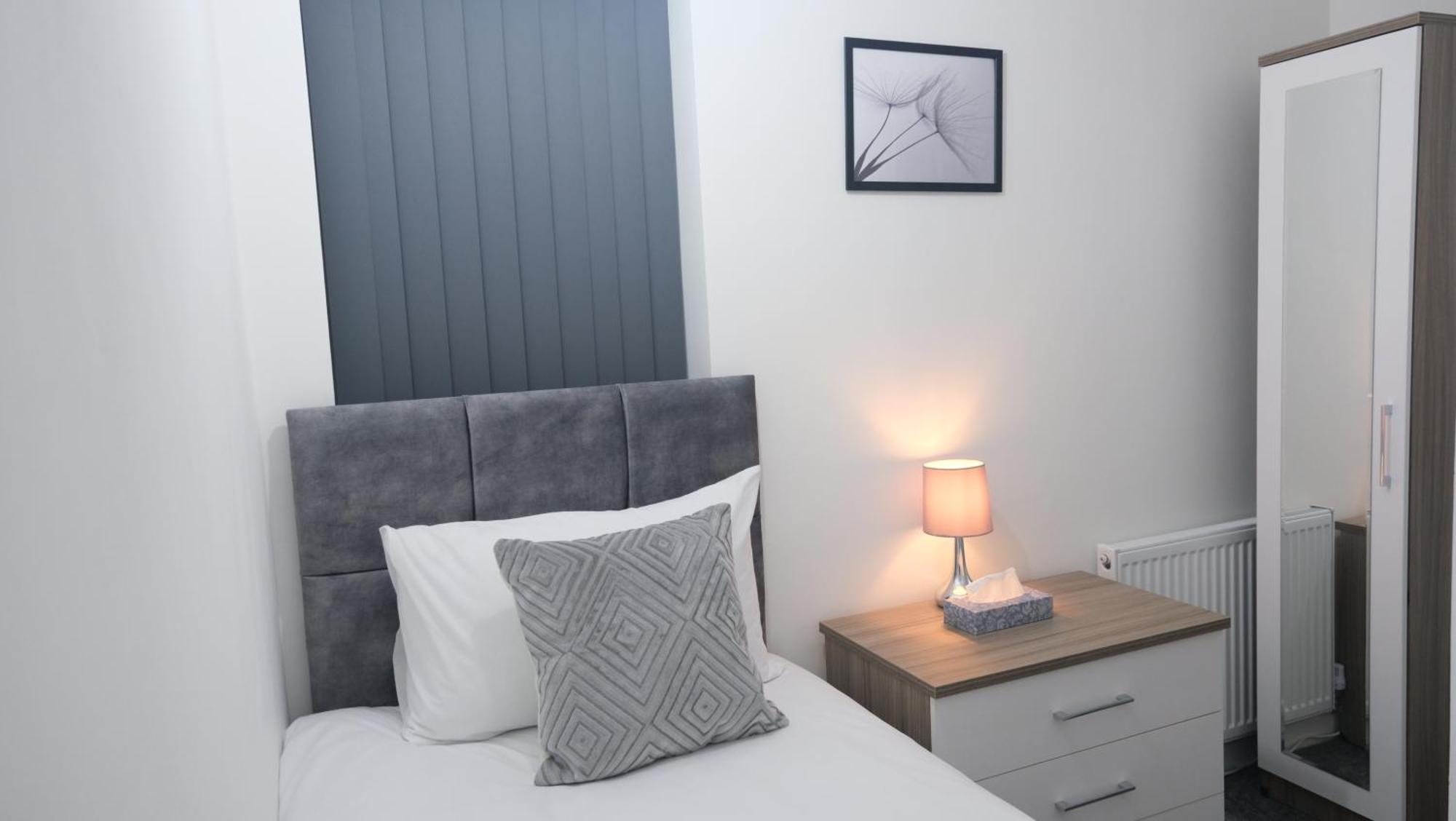 Modernized Three Bedroom House Near City Stadium, Attractions, City Centre - Sky N Netflix - Convenient Transport Манчестър Екстериор снимка