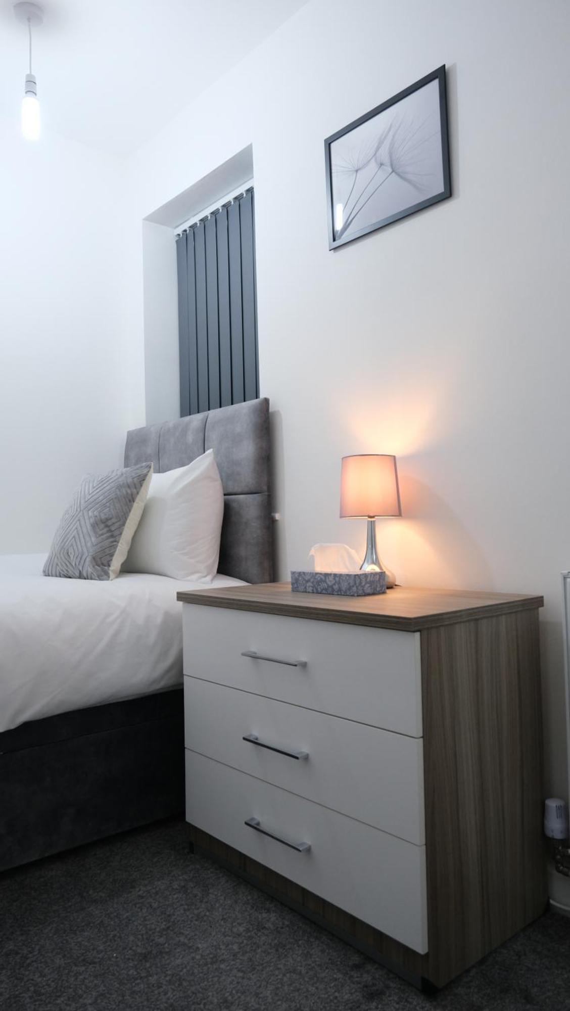 Modernized Three Bedroom House Near City Stadium, Attractions, City Centre - Sky N Netflix - Convenient Transport Манчестър Екстериор снимка