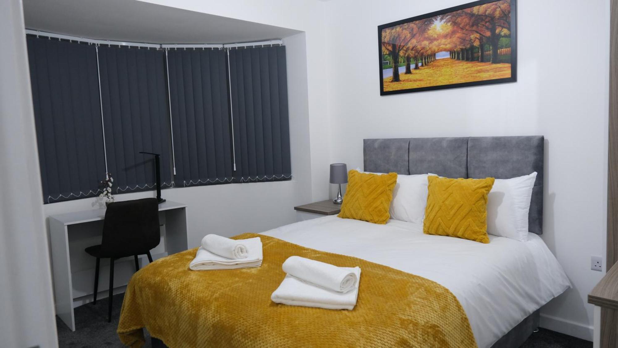 Modernized Three Bedroom House Near City Stadium, Attractions, City Centre - Sky N Netflix - Convenient Transport Манчестър Екстериор снимка