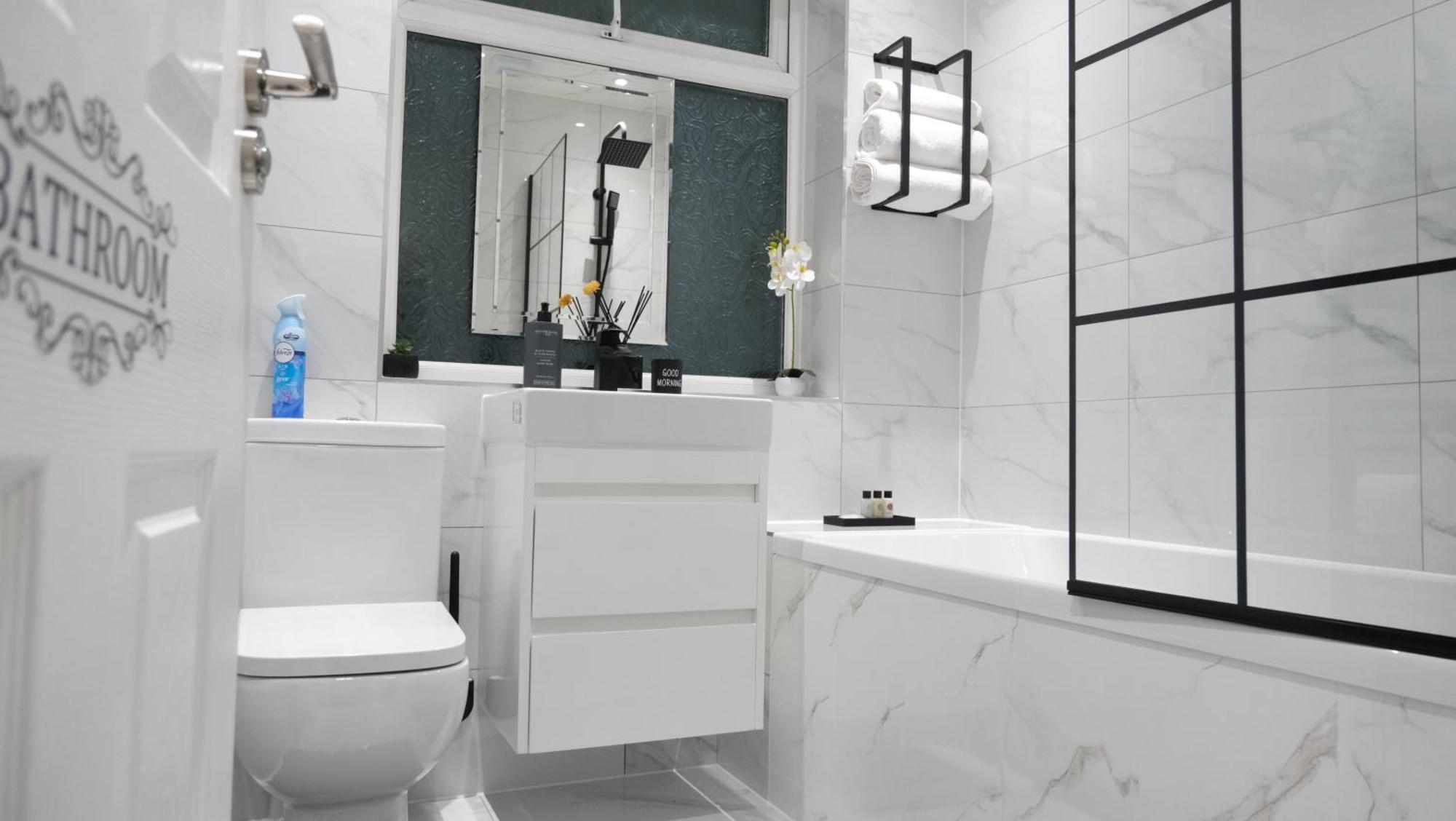 Modernized Three Bedroom House Near City Stadium, Attractions, City Centre - Sky N Netflix - Convenient Transport Манчестър Екстериор снимка