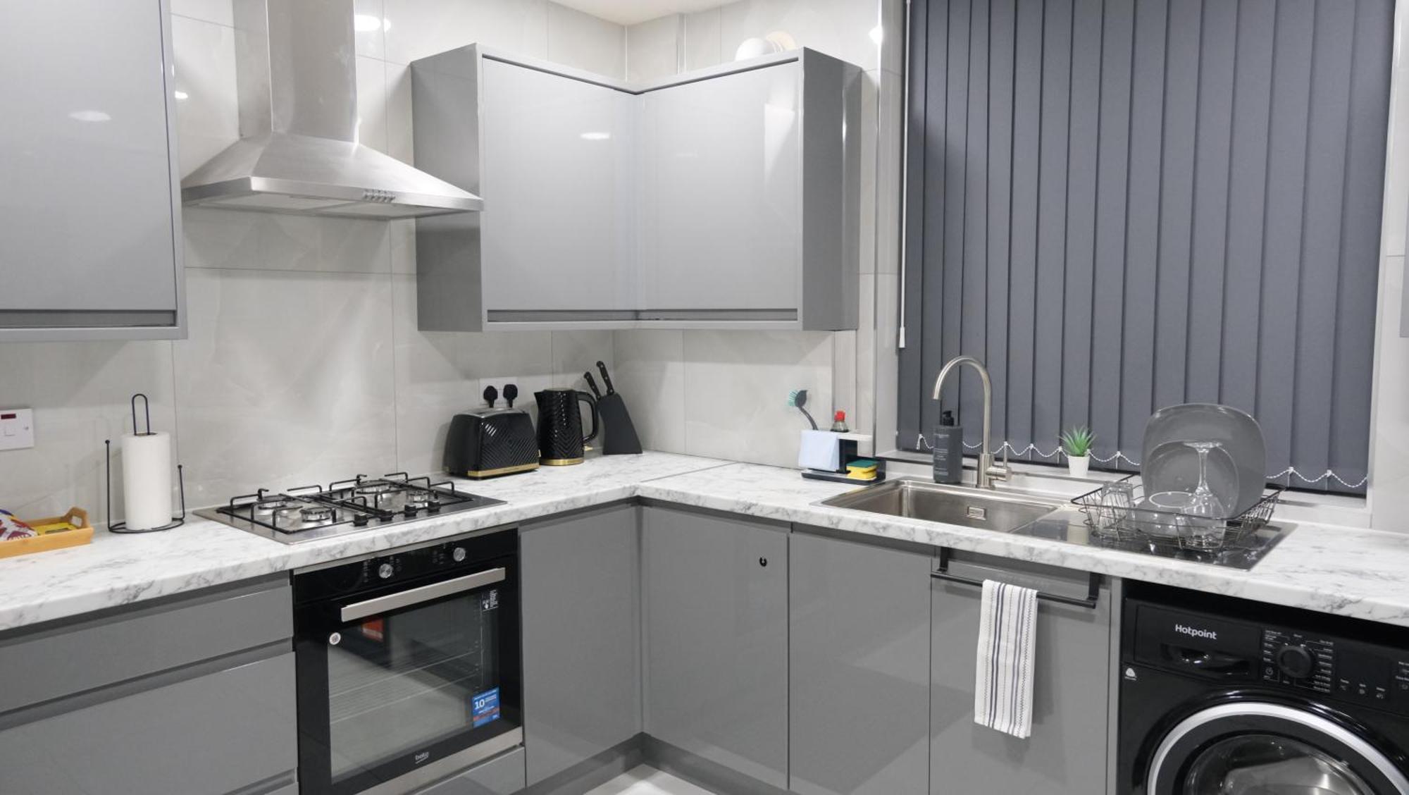 Modernized Three Bedroom House Near City Stadium, Attractions, City Centre - Sky N Netflix - Convenient Transport Манчестър Екстериор снимка