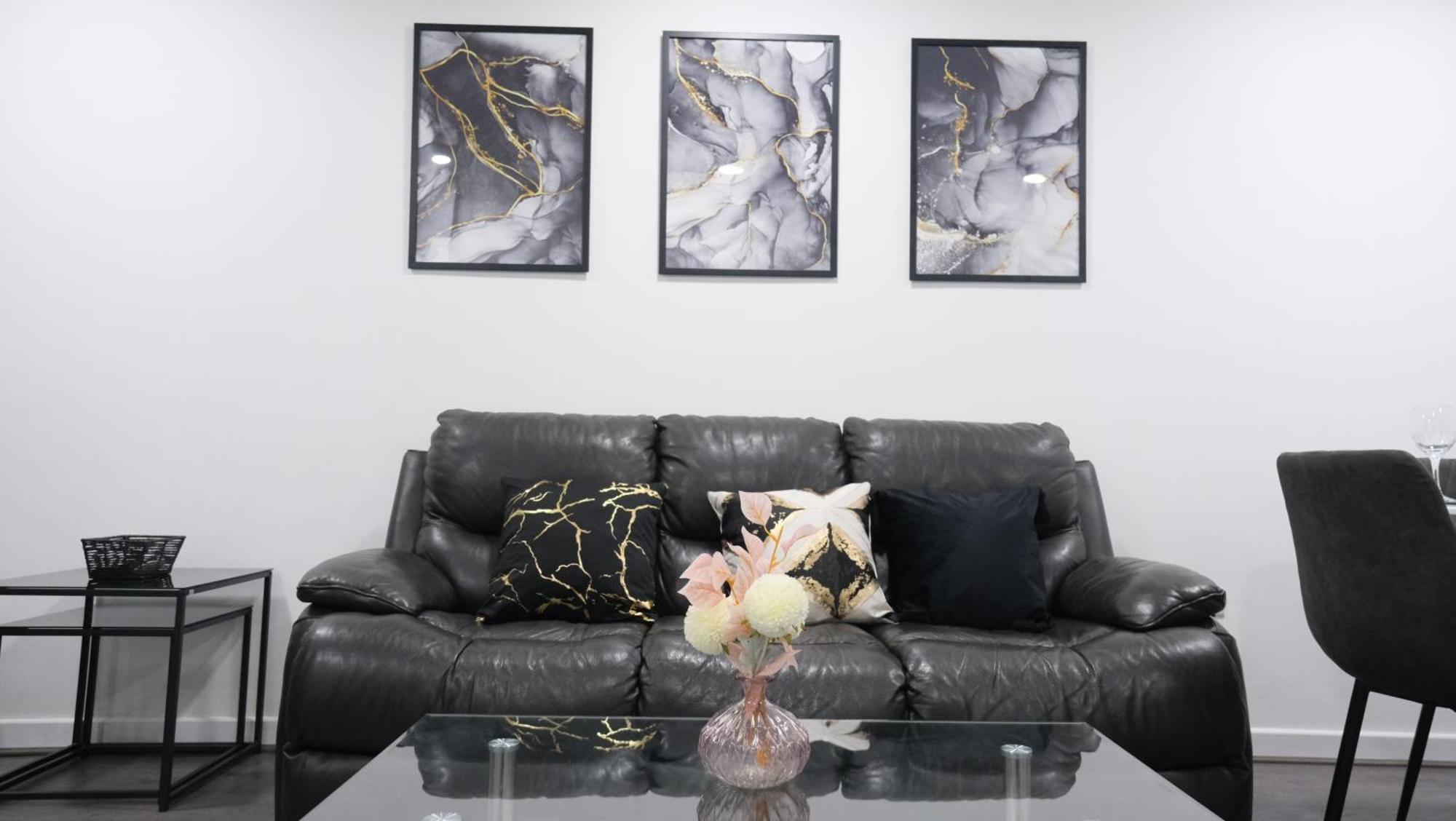 Modernized Three Bedroom House Near City Stadium, Attractions, City Centre - Sky N Netflix - Convenient Transport Манчестър Екстериор снимка