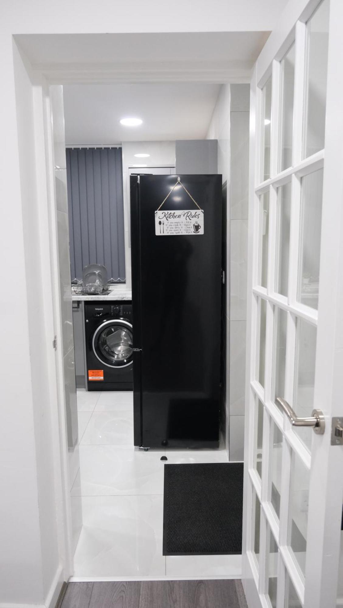 Modernized Three Bedroom House Near City Stadium, Attractions, City Centre - Sky N Netflix - Convenient Transport Манчестър Екстериор снимка